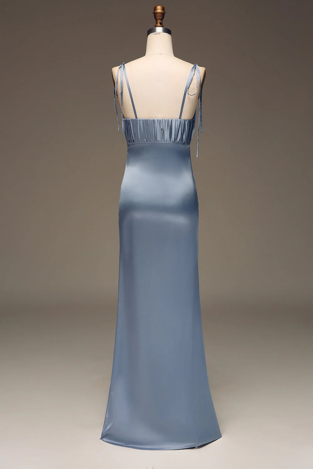 Vestido de dama de honor plisado de satén con tirantes finos